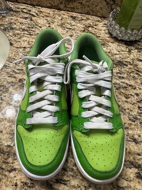 Nike Women's Green and White Low-Top Sneakers